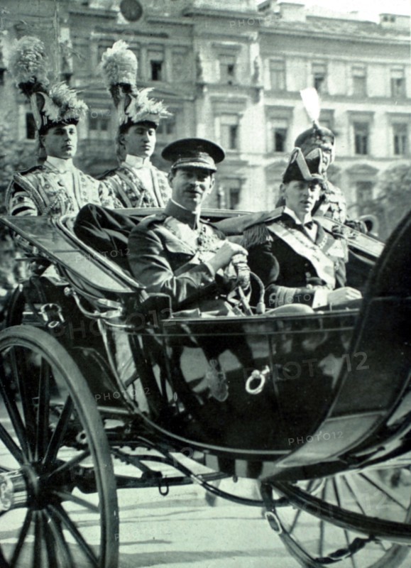Charles II de Roumanie se rend à la chambre des députés pour prêter serment (1930)
