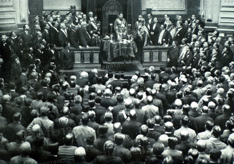 Charles II de Roumanie prêtant serment devant l'Assemblée nationale (1930)