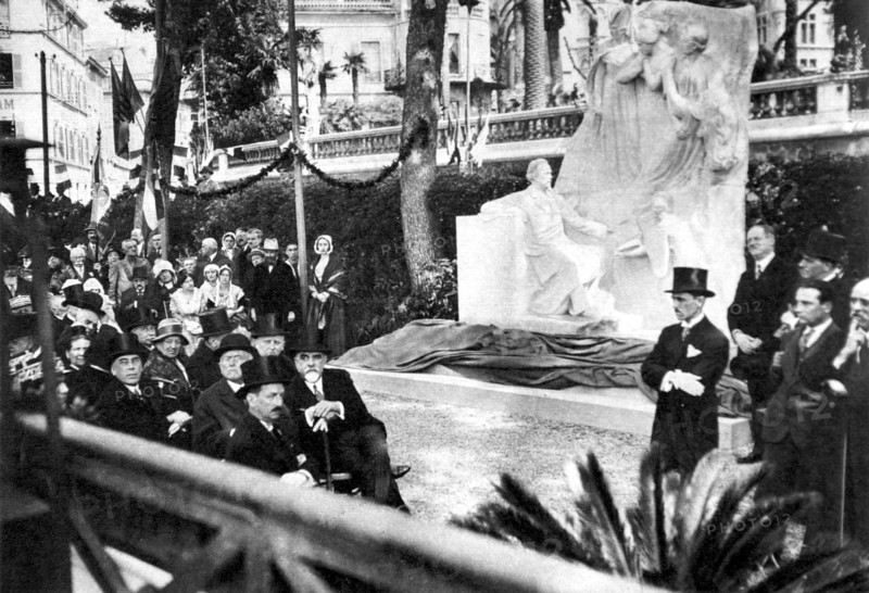 In Cannes, inauguration of a monument to the memory of Frédéric Mistral, on the occasion of his centennial (1930)