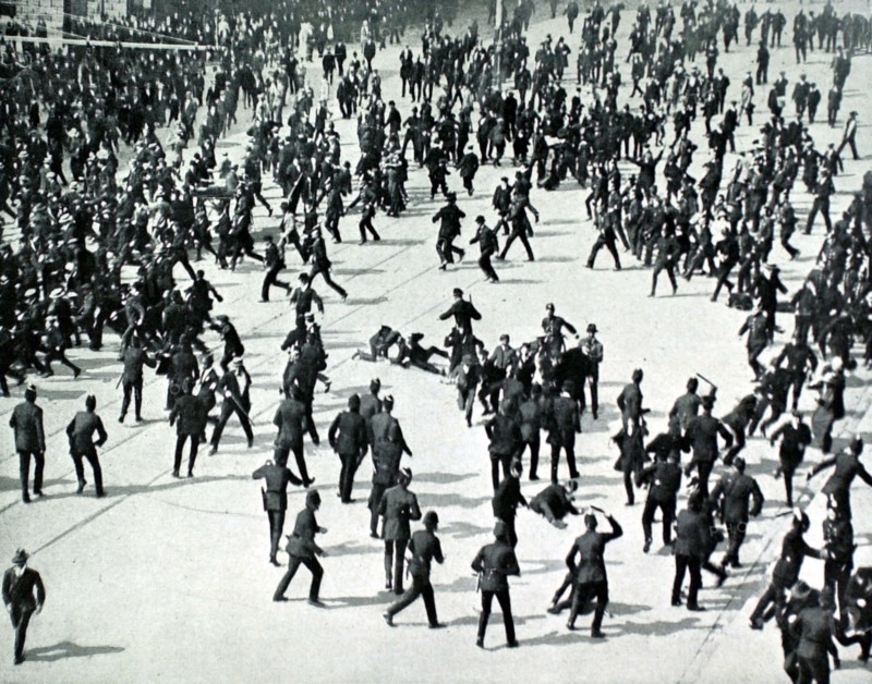 Grève des transports à Dublin. La police, armée de matraques, charge les grévistes (1913)