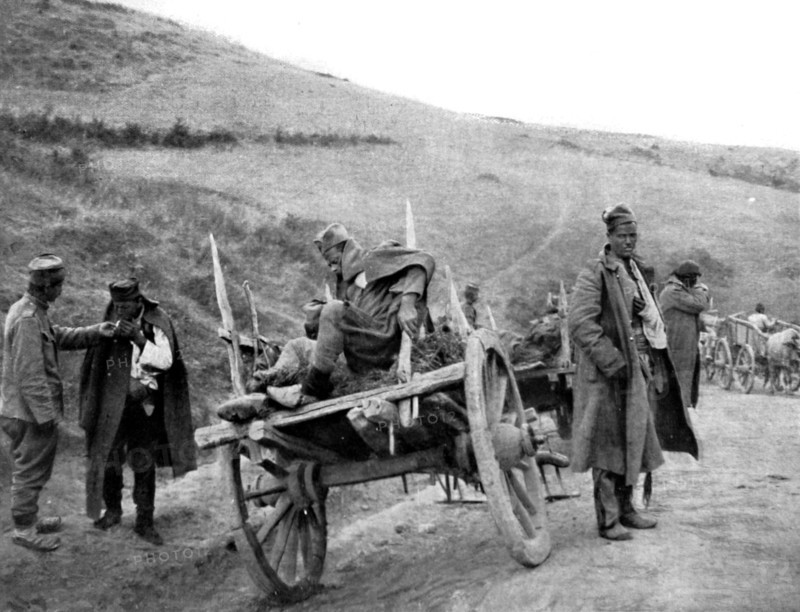 Guerre entre Serbes et Bulgares. Après la bataille de la Bregalnitza, un convoi de blessés serbes (1913)
