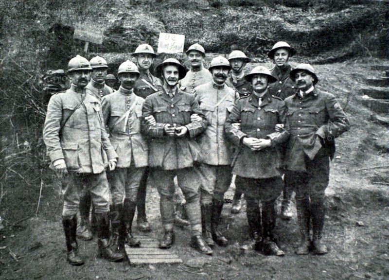 World War I. On Mount Kemmel, before the battle of April 24, 1918, English and French soldies and officers fraternizing