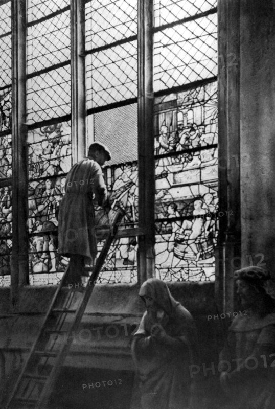 World War I. Church of Saint-Etienne in Beauvais: removing the stained glass to protect it from bombardments