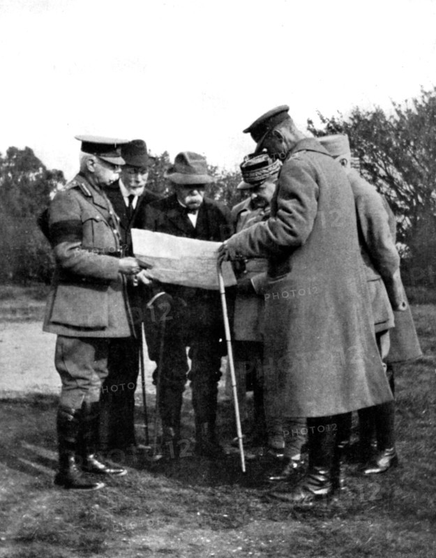 Première Guerre Mondiale. M. Clemenceau sur le front britannique des Flandres (1918)