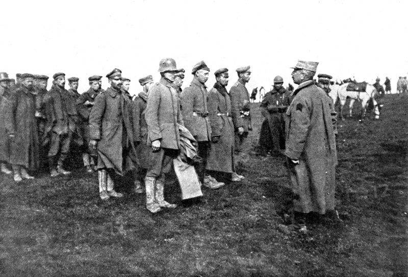 Première Guerre Mondiale. Sur le front, à Montdidier-Amiens, officiers allemands prisonniers