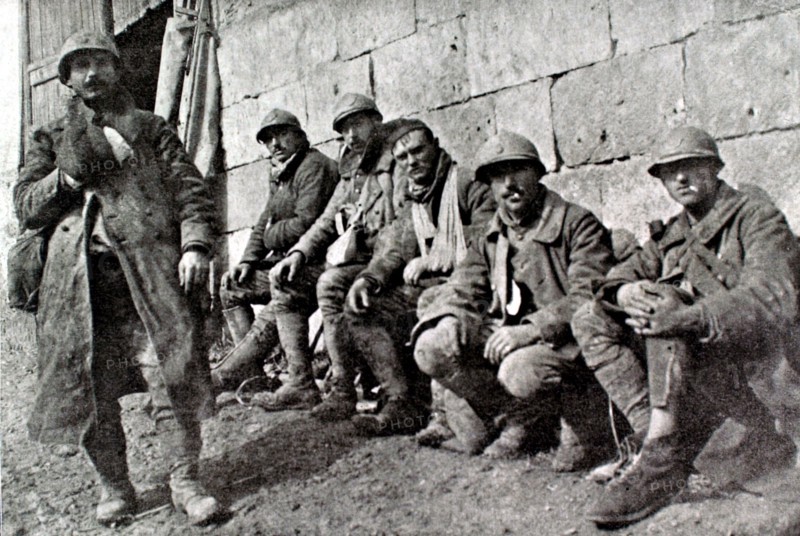 World War I. After the battle, wounded French soldiers waiting to be evacuated, in front of the first-aid station where they were bandaged (1918)
