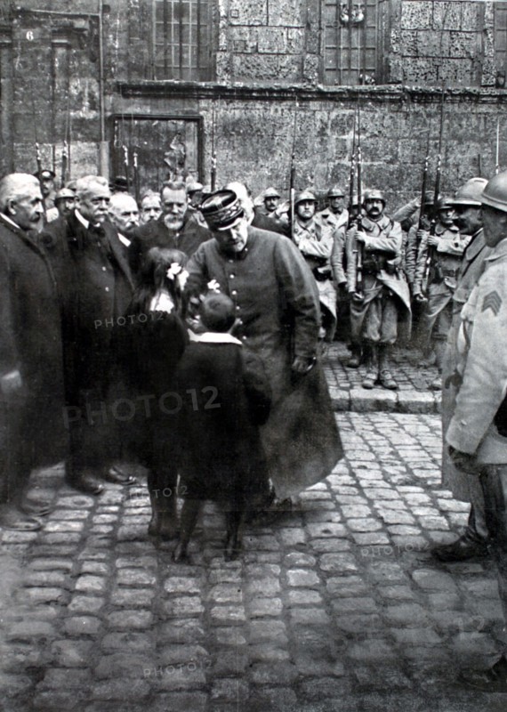 Le général Nivelle en visite à Noyon après la libération de la ville (1917)