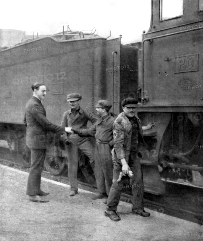 French railroad strike: non-striking railway workers at the arrival of a train from Montluçon (1920)