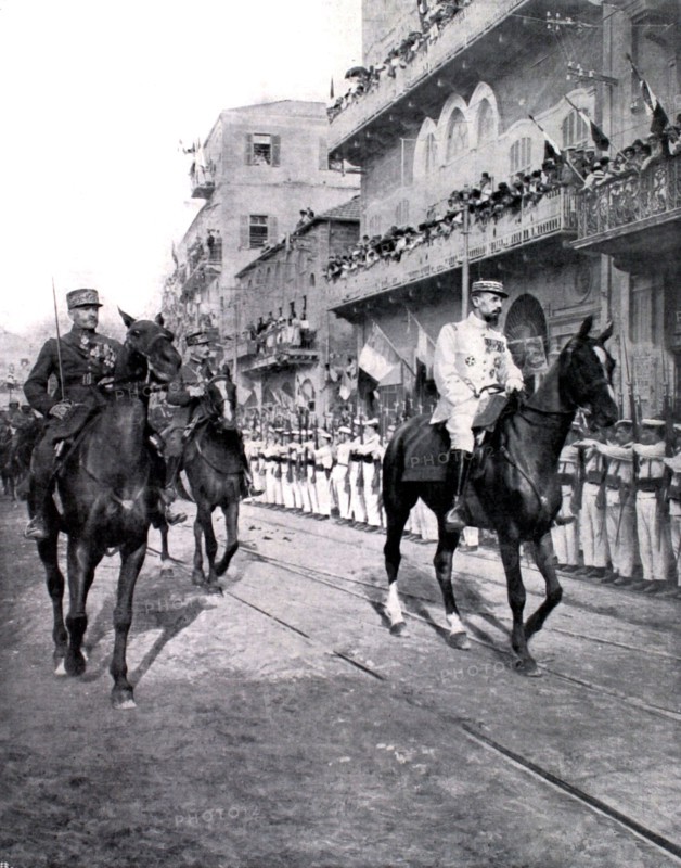 In Beyruth, General Gouraud, accompanied by General Goybet, passes before a double row of infantrymen (1920)