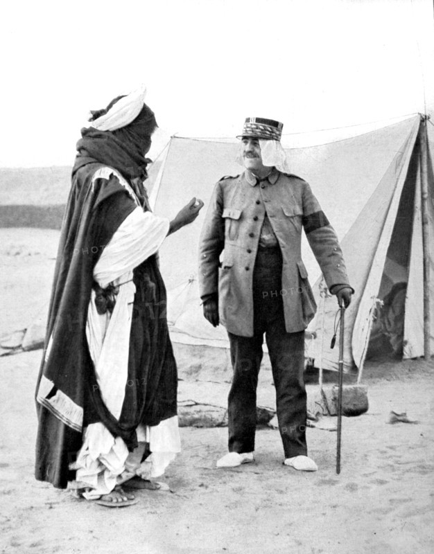 In the heart of the Sahara, Tuareg chieftain Ouemi ag el Mnir who has come to hail Marshal Franchet d'Espérey (1925)