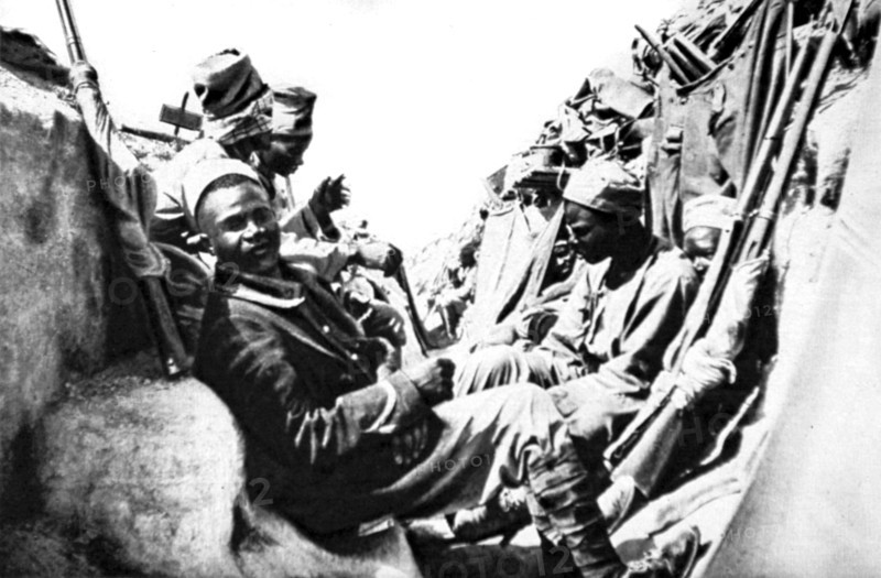 Campagne des Dardanelles, tranchée avancée avec les tirailleurs sénégalais qui la défende (1915)