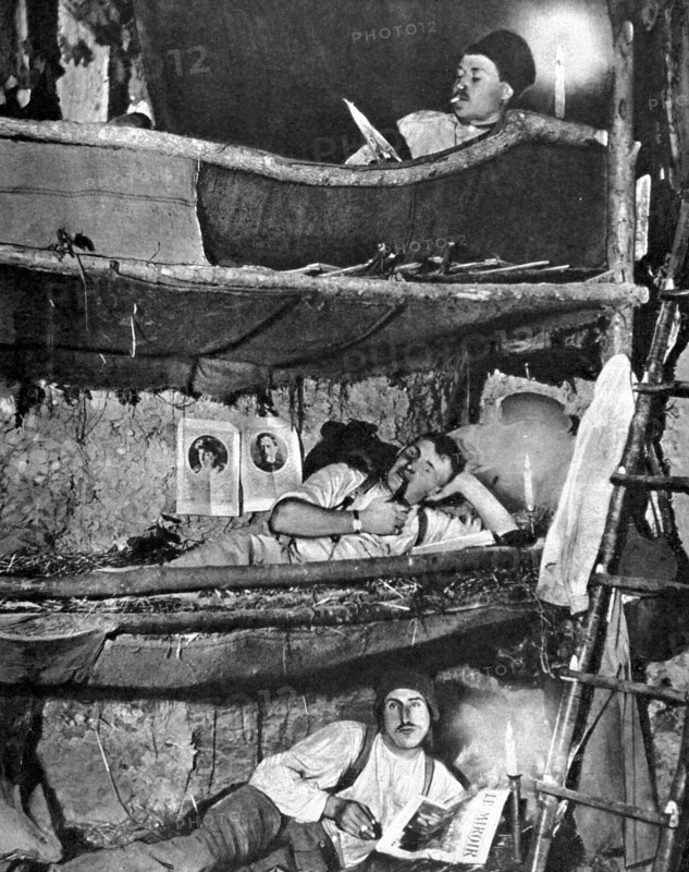 Sur le front, dortoir improvisé dans un abri (1915)