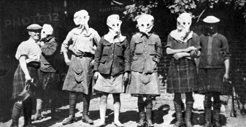 World War I. New equipment for British soldiers: Highlanders wearing masks (1915)