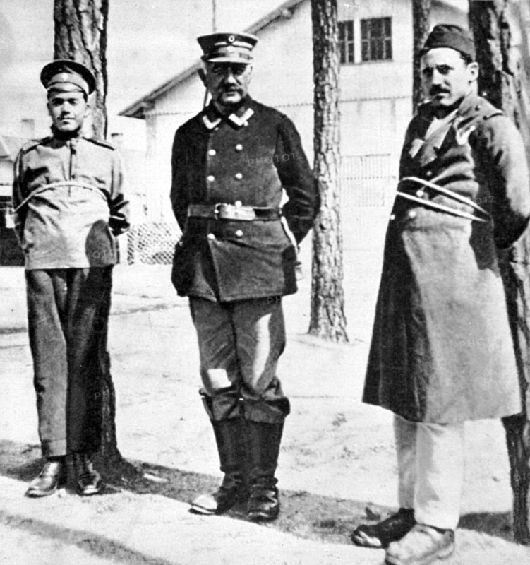 World War I. Russian and French prisoners "at the stake" in a German camp (1915)