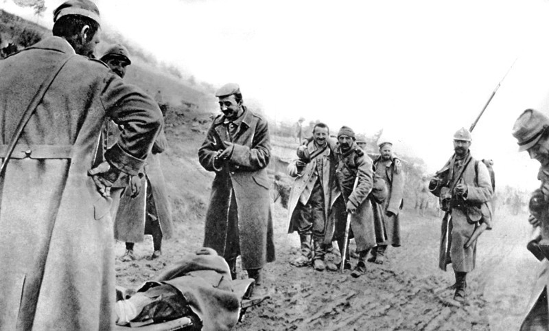 En Champagne, après la bataille, des prisonniers valides aident des soldats français blessés à gagner une ambulance (1915)
