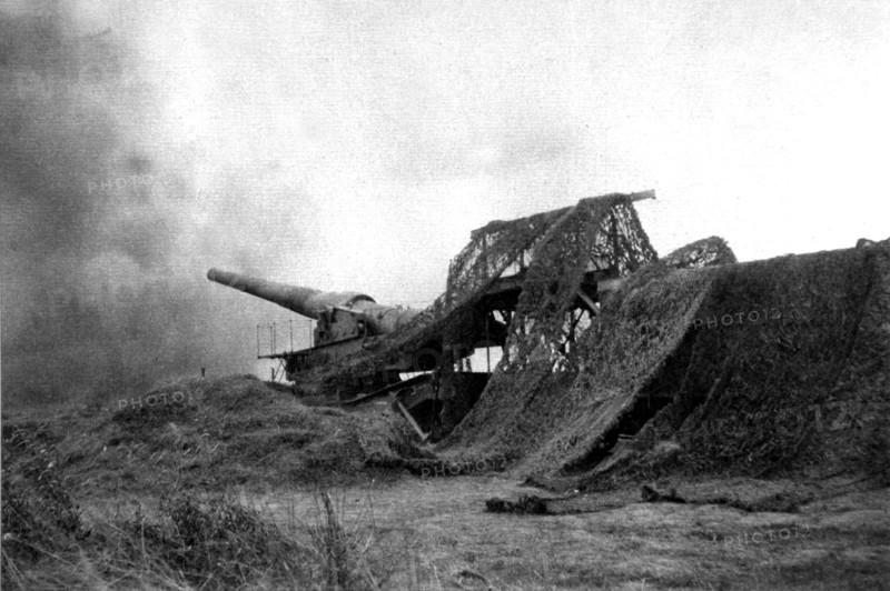 Pièce de 305, camouflée, pendant le tir (1918)