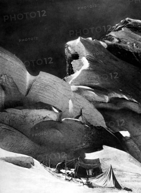 Mount Everest expedition, camp Chang-La at the foot of the North peak of the Everest (1922)