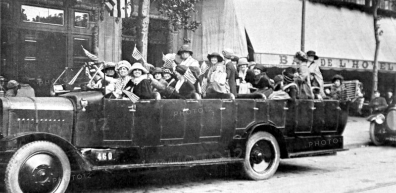 Paris. One of the coaches of the American female delegation 'Good Will' who came to help the areas devastated by World War I (August 1922)