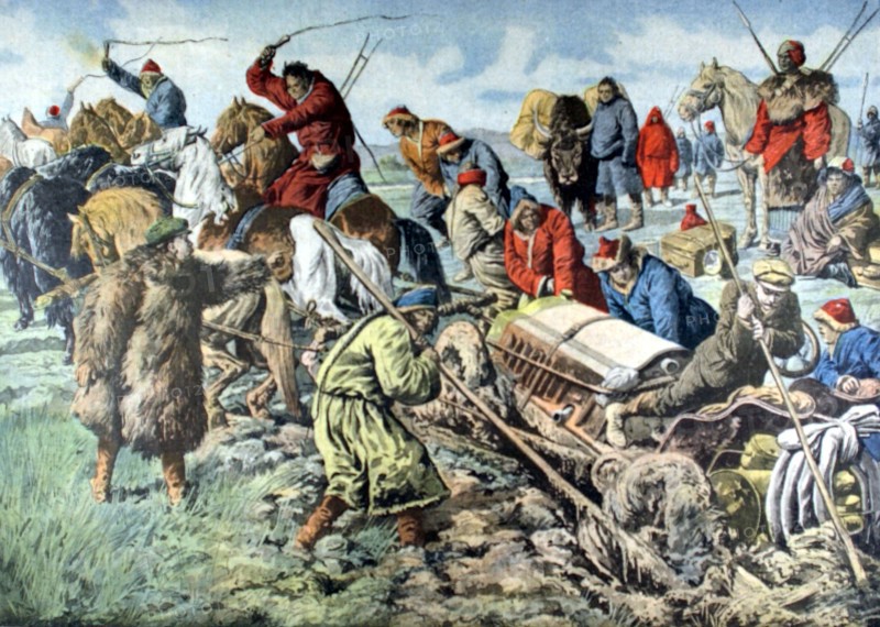 Des cavaliers mongols retirent d'un marécage une voiture embourbée, (vers 1908)
