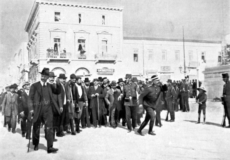 Les députés crétois se rendent pour la première fois à la chambre hellénique, le jour de l'ouverture du Parlement, à Athènes (14 octobre 1912)