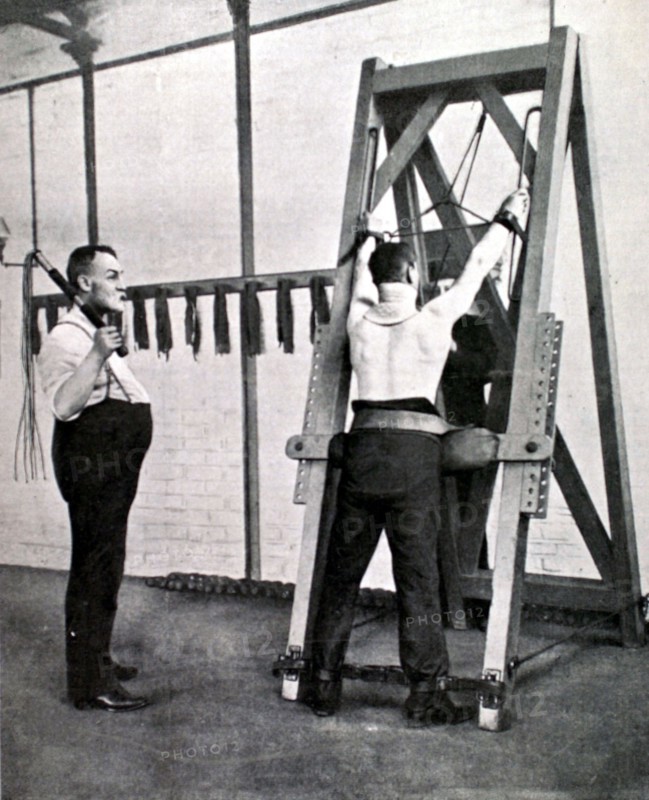 Le supplice du "chat à neuf queues" dans une prison de Londres (1910)