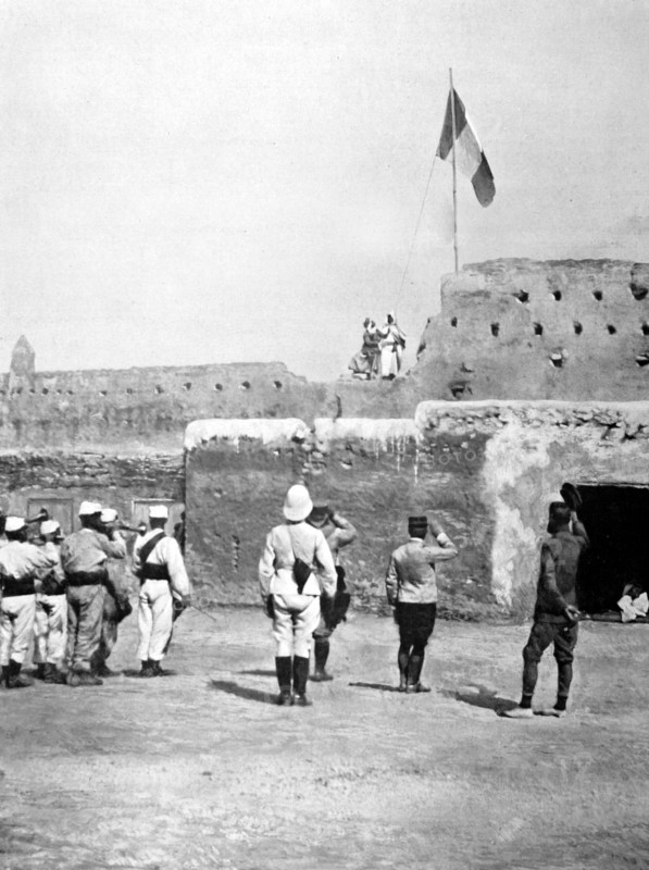 Le salut au drapeau français devant la Casbah d'Aïoun Sidi Mellouk, au Maroc (1910)