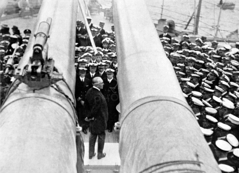 Harangue du  président Harding, à bord du "Pennsylvania", devant un imposant état-major (28 avril 1921)