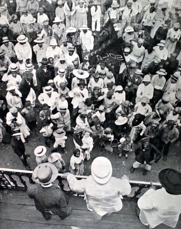 M. Gérault-Richard, candidat socialiste à la Basse-terre (Guadeloupe), harangue les électeurs du haut de son balcon (1906)