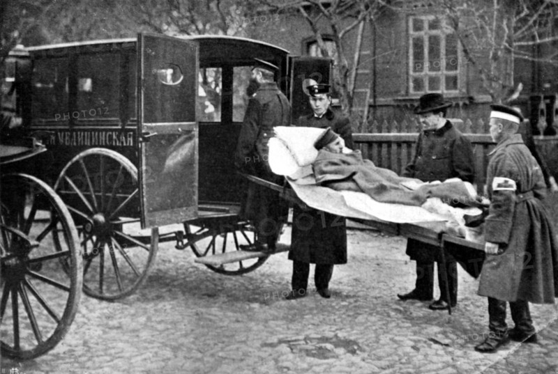 Transport d'un blessé de la gare de Moscou vers  l'hôpital militaire (1905)