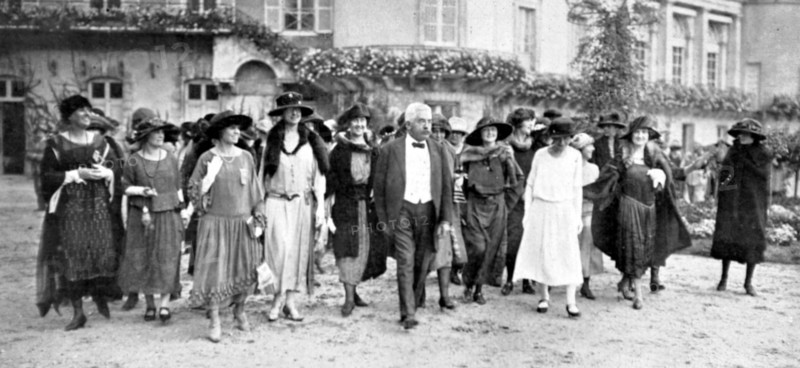 In the park of Rambouillet castle, Mr. Millerand with American ladies of the "Good Will Delegation" (1922)