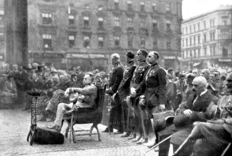 Le maréchal Pilsudski assistant à une messe en plein air sur la place du marché, à Kattowitz en Pologne (1922)