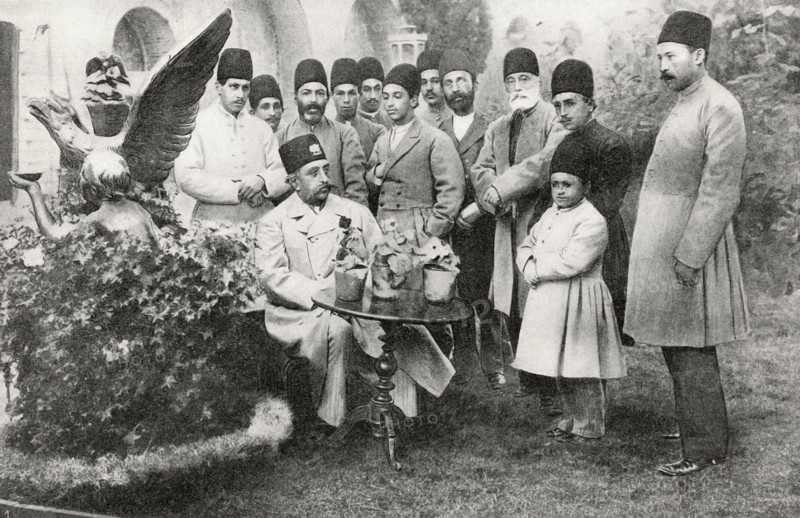 Mozaffer-ed-Dîn dans les jardins du palais de Téhéran (1900).