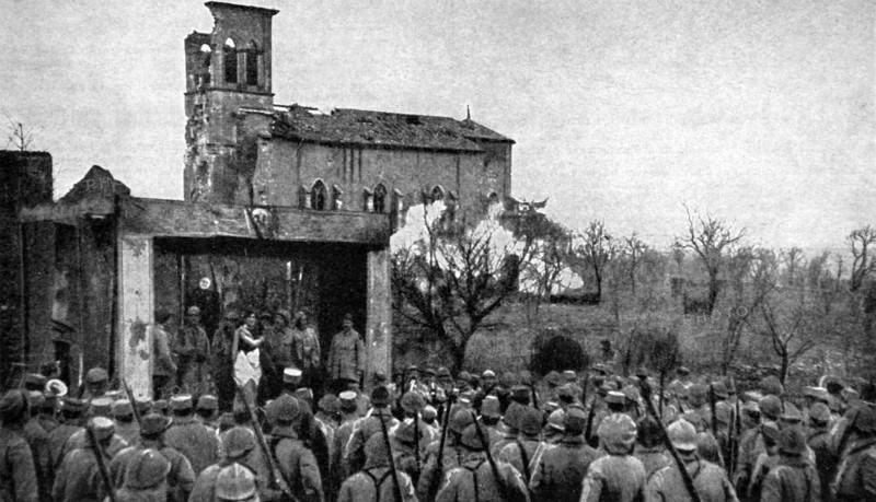 World War I.
Soldiers attending an open-air theatre play, in "Le pays de France", 4-20-1916
