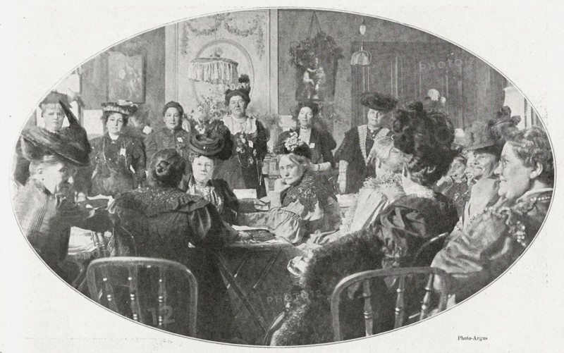 A Paris, une séance du Conseil international des femmes, sous la présidence de Lady Aberdeen en 1906.