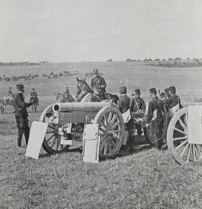 Présentation du canon 155 R pendant des manoeuvres militaires de forteresse, en 1906