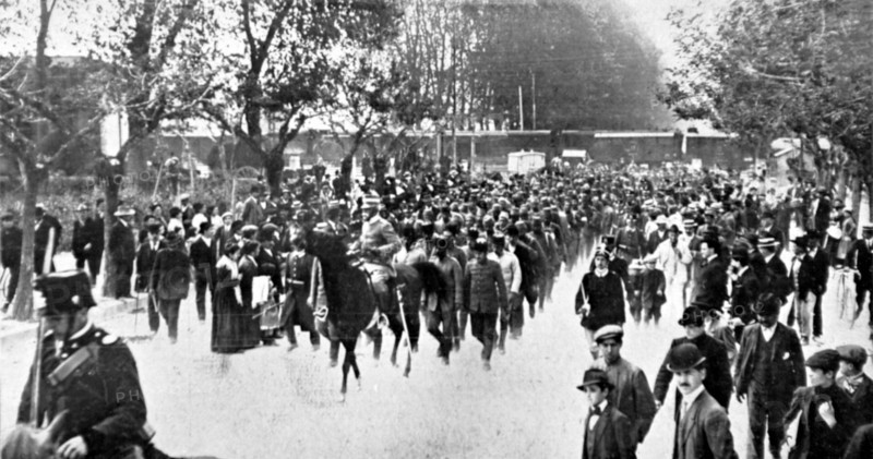 Arrivée à Caserte (Italie) des prisonniers turcs faits à Rhodes, lors du conflit italo-turc en mer Egée, en 1912.