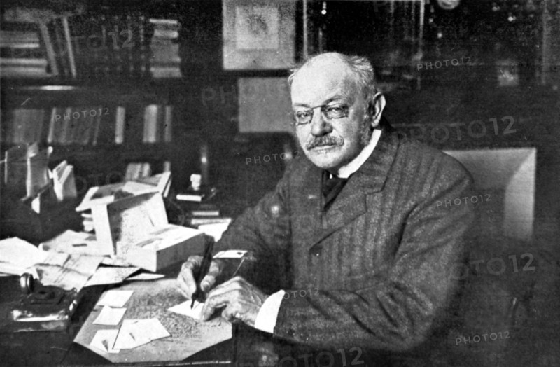 Portrait de Jules Cambon dans son cabinet de travail à Paris, en 1911.