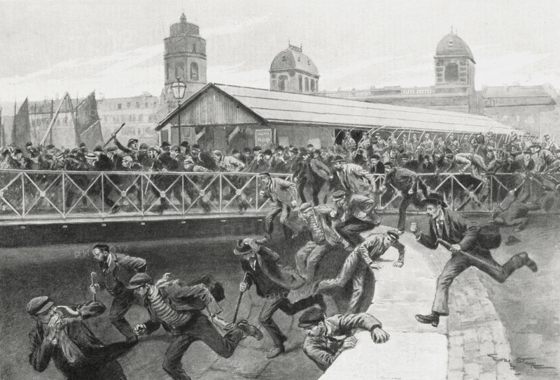 Les émeutiers s'enfuient par le pont tournant d'une des écluses du port, suite à une charge de cavalerie pendant les manifestations de grévistes, le 23 octobre 1902 à Dunkerque.
