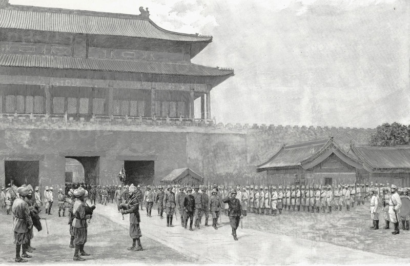 Révolte des Boxers.
La parade militaire du 28 août 1900 à Pékin, à travers le palais impérial.