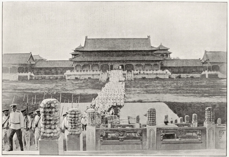 Révolte des Boxers. 
La parade militaire des Russes traversant une des cours du Palais impérial, le 26 août 1900 à Pékin.