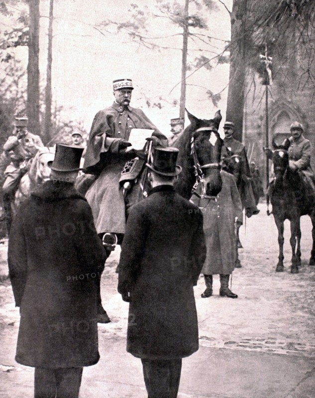 Occupation de Kehl, sur la rive droite du Rhin.
Le général Hirschauer lit sa proclamation aux notables de la petite ville, le 30 janvier 1919.