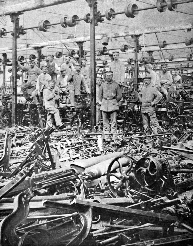 Première Guerre Mondiale.
A Boussière, en juin 1917, des soldats allemands au milieu des ruines des métiers à tisser du tissage Cattelain qu'ils ont détruits au marteau.