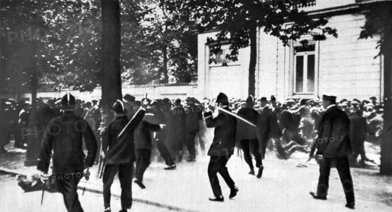 Graves désordres à Anvers (Belgique), pendant le congrès des Fraternelles, en 1932.