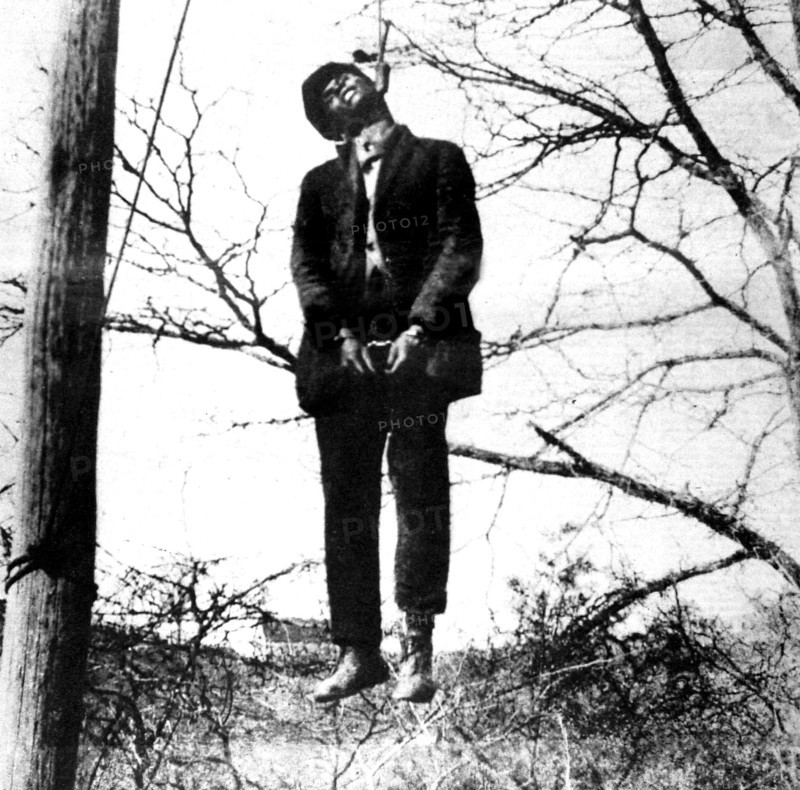 Scène de lynchage au Texas, en 1930.
Un homme noir, accusé d'avoir attaqué une femme blanche, est pendu sur le champ.