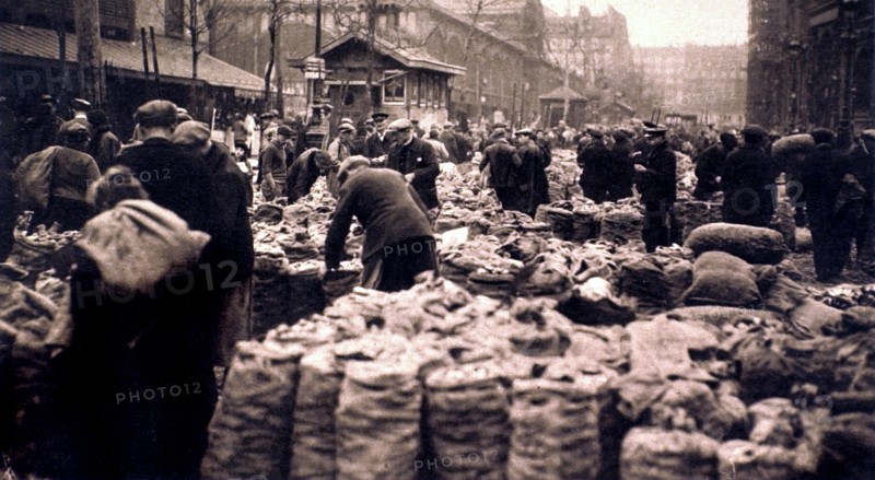 Le carreau des Halles à 7 heures du matin, à Paris en 1930.