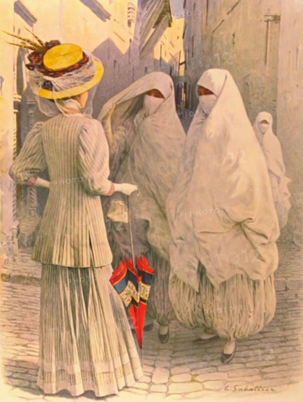 European and Arab women, in a street of Algiers (1910)
