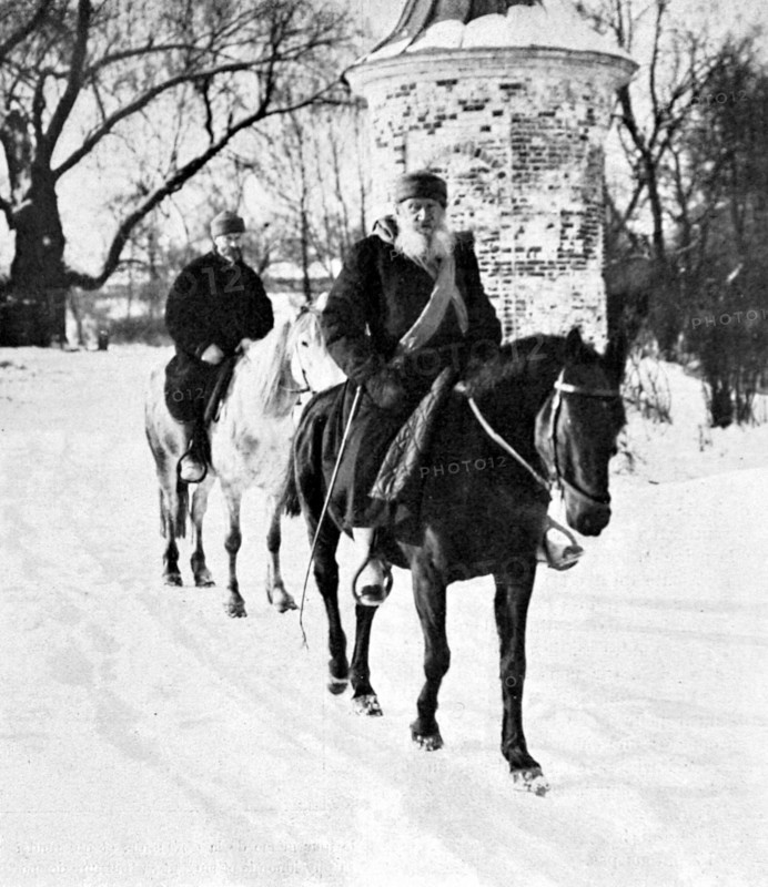 Léon Tolstoi followed by doctor Makovitzki, in Russia (1910)