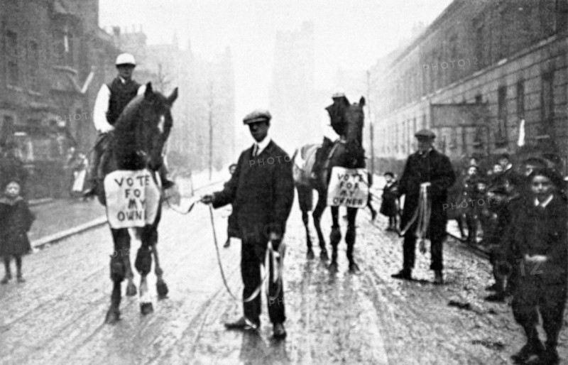 Propagande électorale dans les rues de Hackney South (faubourg de Londres), en 1910