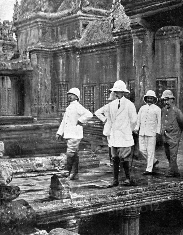 M. Albert Sarraut, gouverneur général de l'Indochine, visite au Cambodge, le temple d'Angkor Vat (1914).