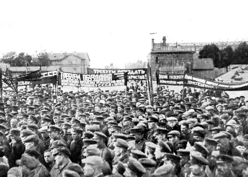 Conflit sino-russe. 
Manifestations populaires antichinoises à Léningrad, en 1929.
